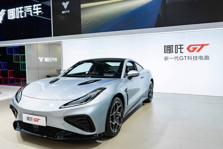 成都143哪吒汽车在智能汽车领域的表现，领途汽车在新能源汽车市场中的影响力